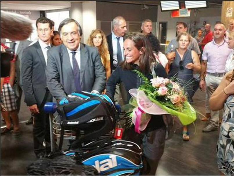  La finalista degli Us Open Roberta Vinci  arrivata all&#39;aeroporto di Palermo dov&#39; stata a lungo applaudita. Ad attenderla con un mazzo di fiori c&#39;erano il sindaco Leoluca Orlando  e i vertici della Gesap, societ che gestisce lo scalo. 